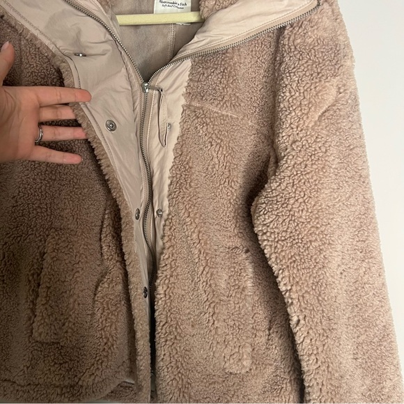 Abercrombie Taupe Teddy Sherpa Long Sleeve Jacket Women's Size Small - Picture 4 of 9